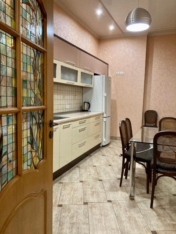Large Apartment In The City Center Mukacheve Bagian luar foto