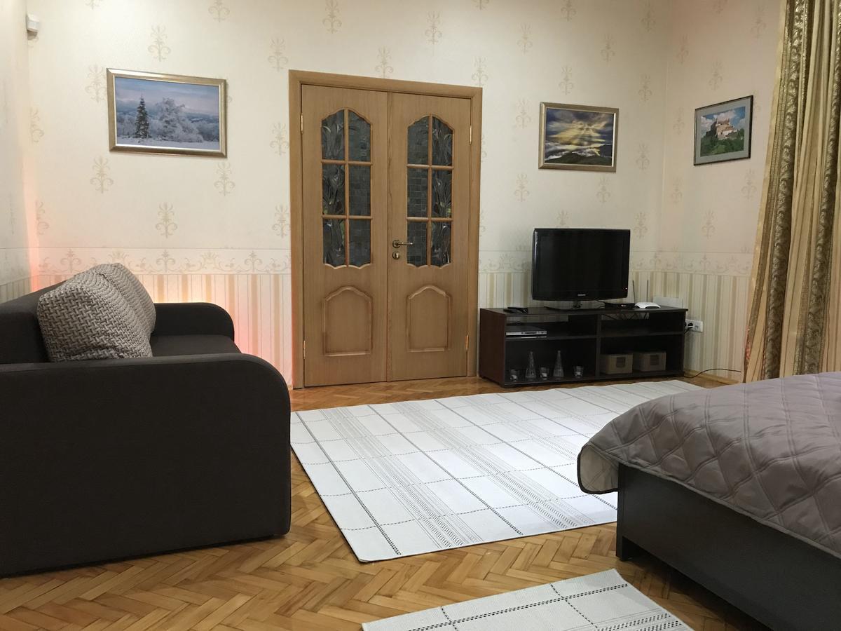 Large Apartment In The City Center Mukacheve Bagian luar foto