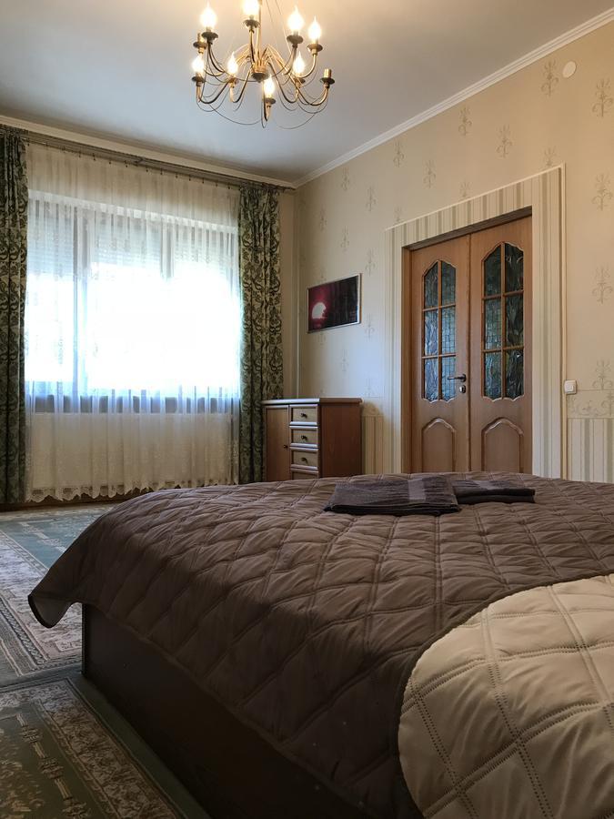 Large Apartment In The City Center Mukacheve Bagian luar foto