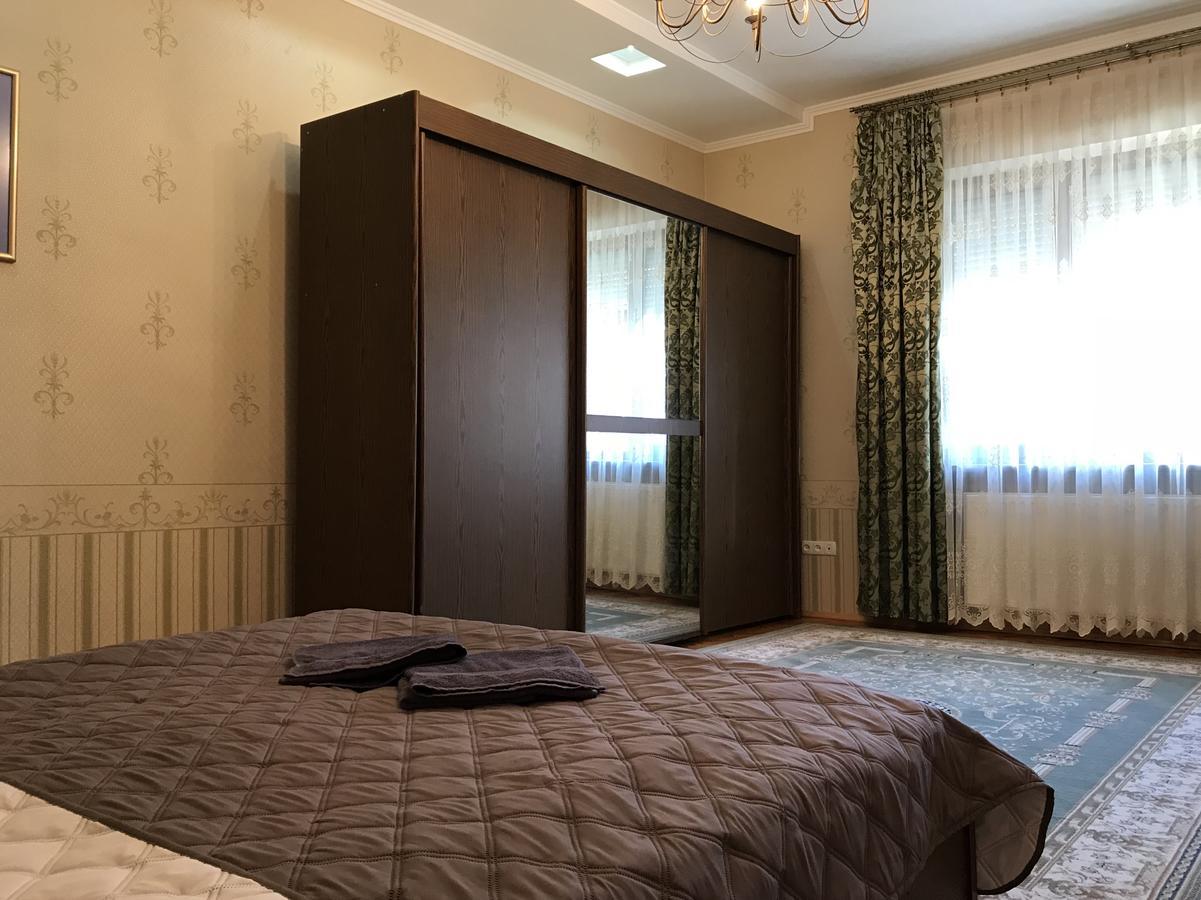 Large Apartment In The City Center Mukacheve Bagian luar foto