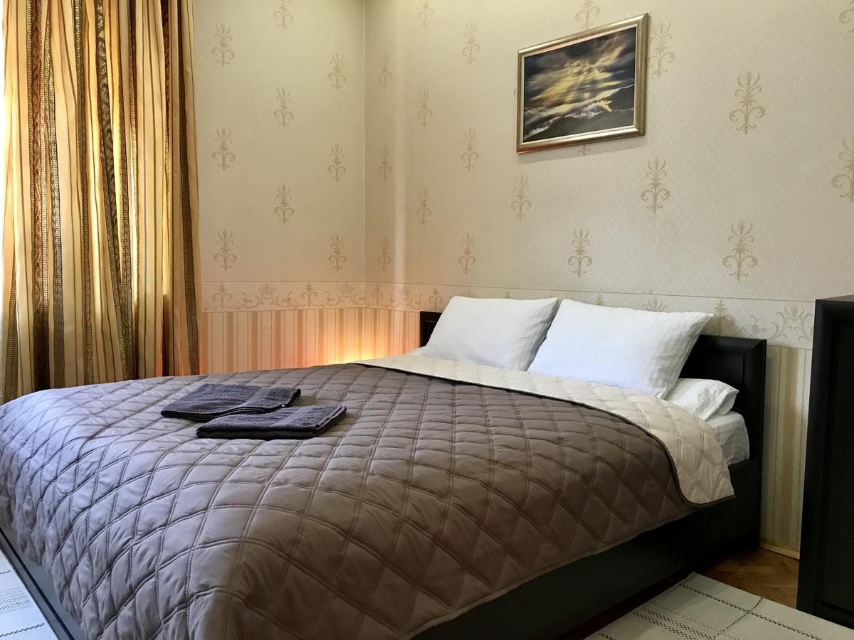 Large Apartment In The City Center Mukacheve Bagian luar foto