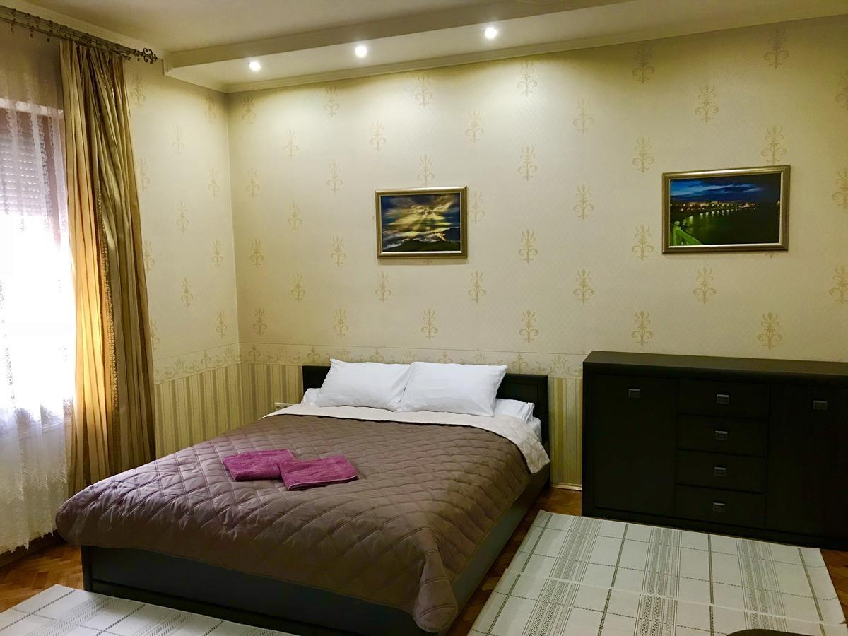 Large Apartment In The City Center Mukacheve Bagian luar foto