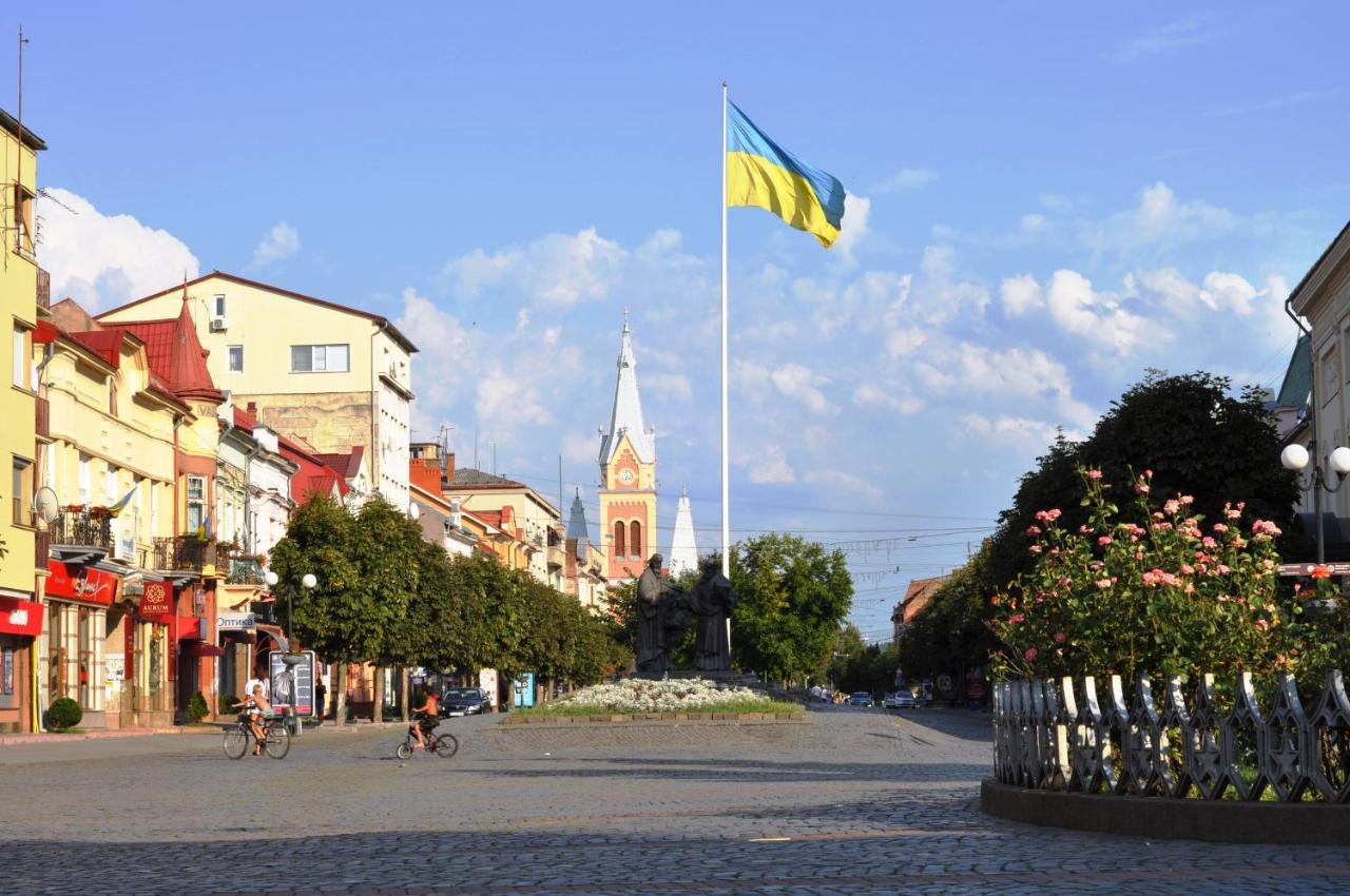 Large Apartment In The City Center Mukacheve Bagian luar foto